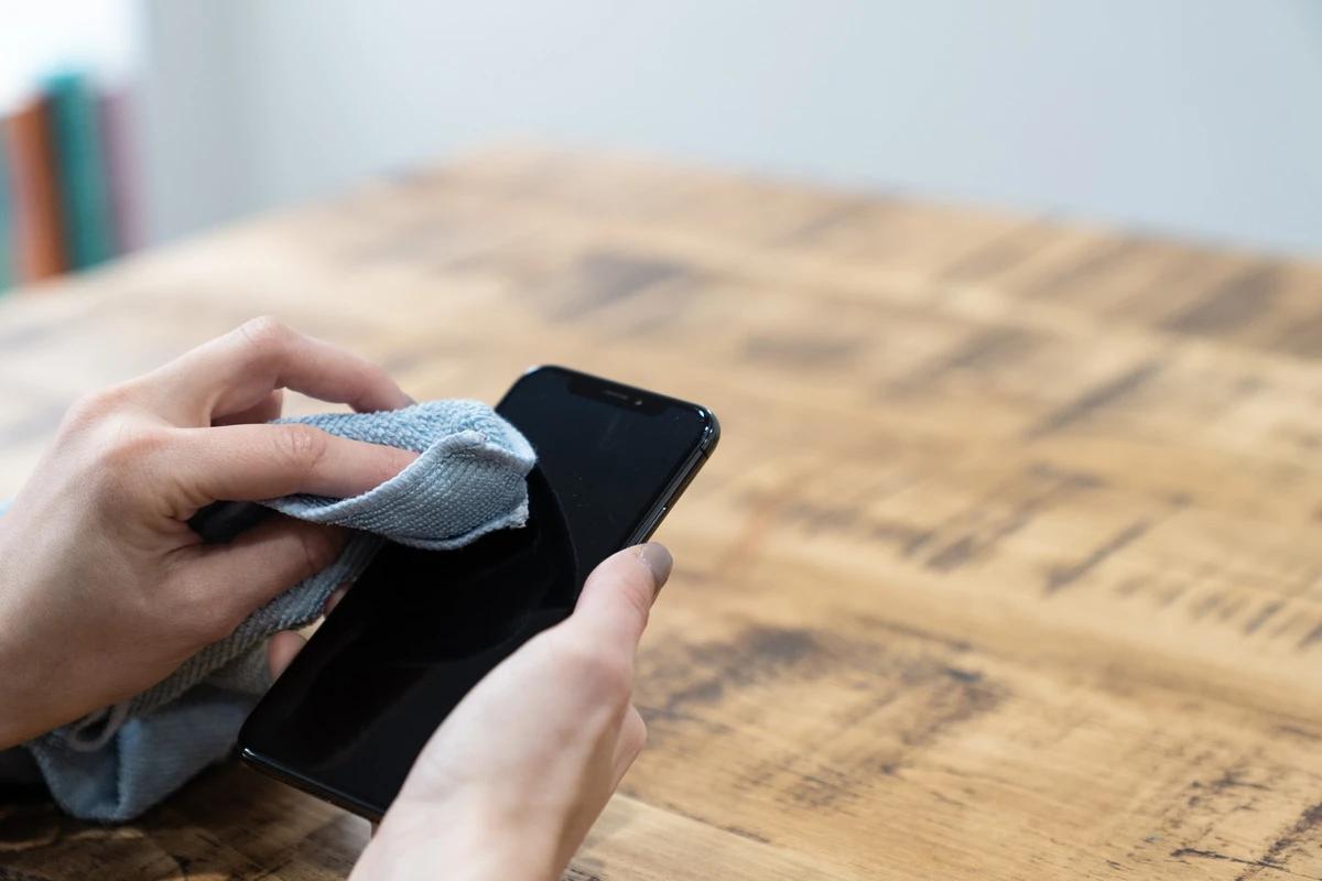 Cómo limpiar la pantalla del celular sin rayarla - Cómo limpiar el celular con alcohol como limpiar la pantalla del celular - Cómo limpiar el celular con alcohol
