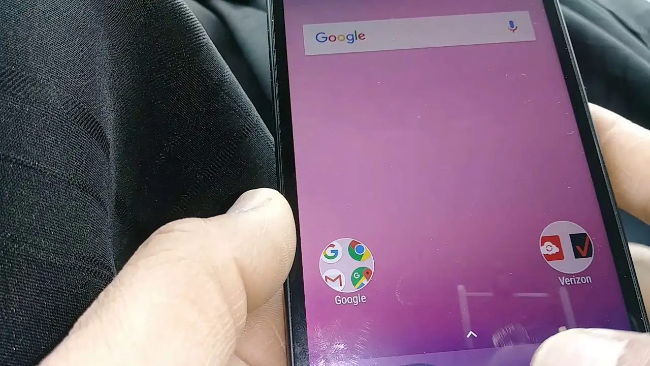 la pantalla de mi celular se puso rosa - Cómo recuperar el color original de la pantalla