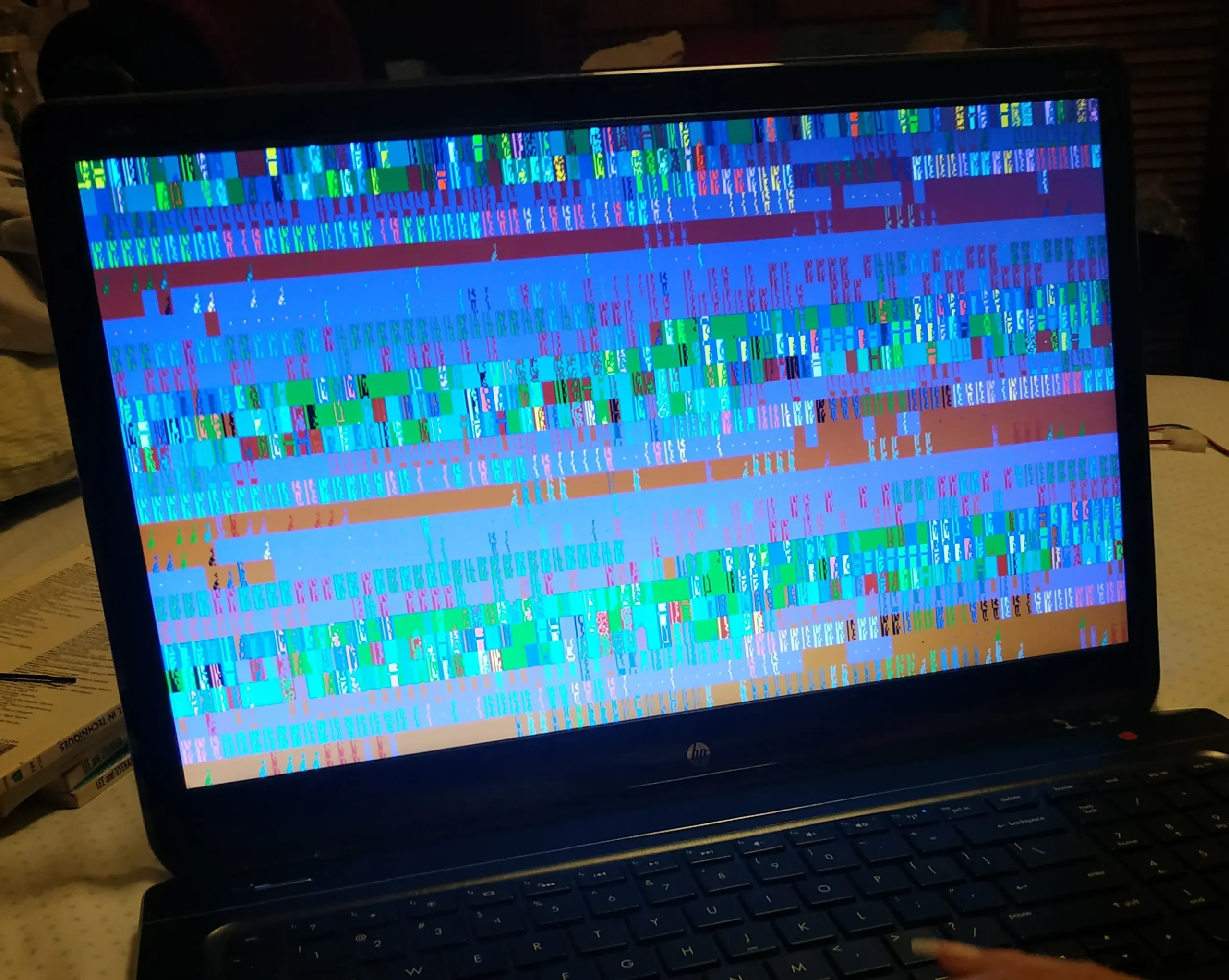 problemas con la pantalla de mi laptop - Por qué la pantalla de mi laptop se pone de colores