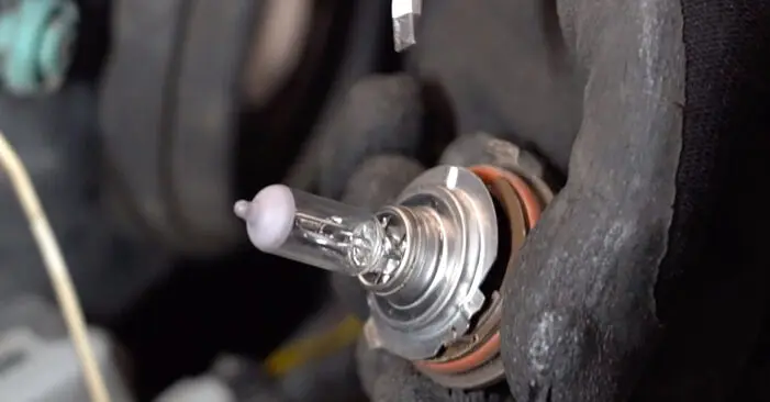 como cambiar lampara luz baja astra - Qué bombillas lleva el Opel Astra J