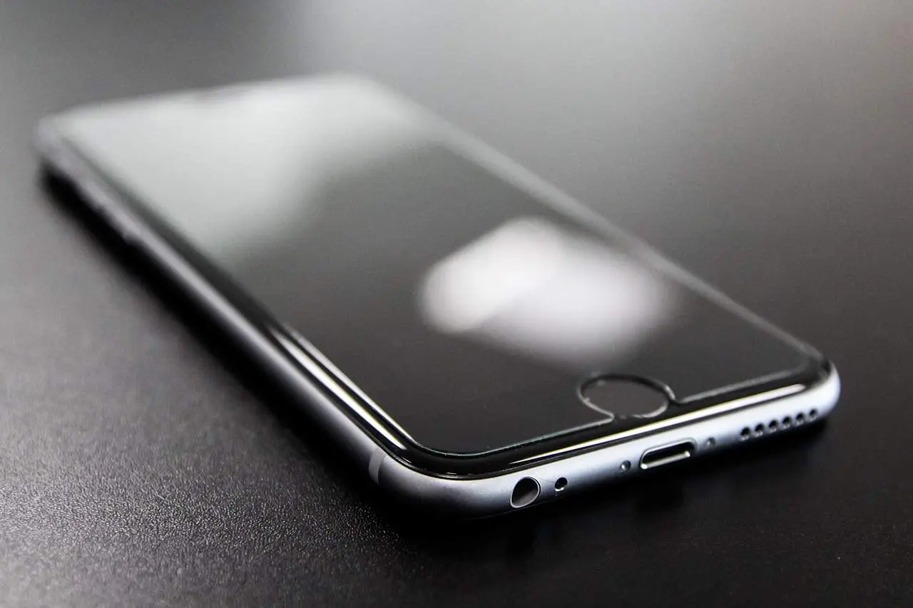 iphone mojado pantalla oscura - Qué hacer si le entró agua a la pantalla de mi iPhone