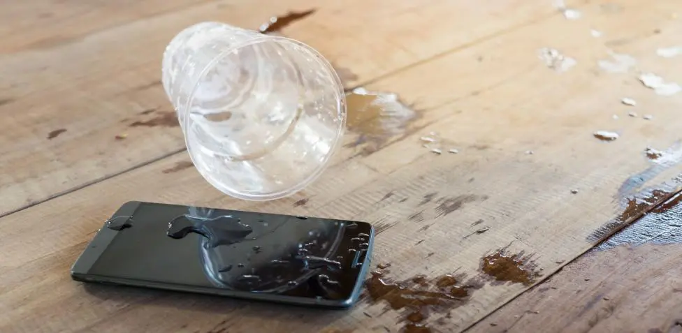 pantalla movil mojada por dentro - Qué hacer si mi celular tiene agua dentro