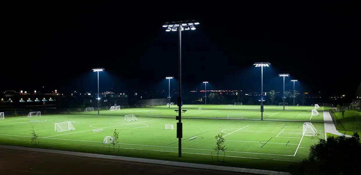columnas de iluminacion deportiva - Que hay que tomar en cuenta para iluminar una cancha de fútbol