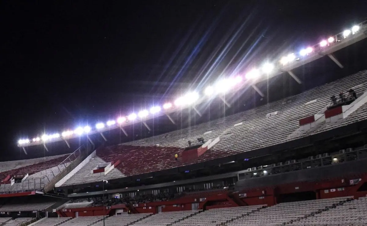 iluminacion estadio monumental - Que llevar al estadio Monumental