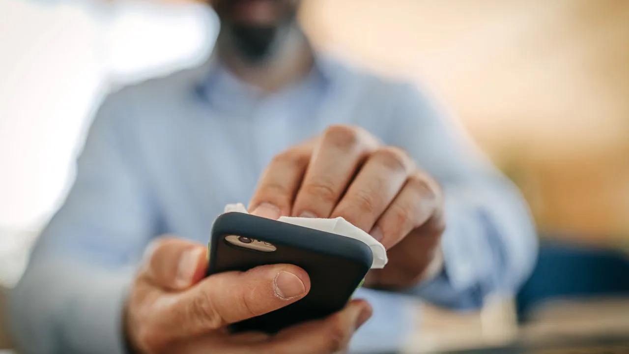 Cómo limpiar la pantalla del celular sin rayarla - Qué pasa si limpio mi celular con alcohol etílico como limpiar la pantalla del celular - Qué pasa si limpio mi celular con alcohol etílico