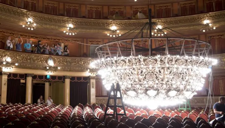 Lámpara del Teatro Colón: Una obra maestra de iluminación - Que ponerse para ir al Teatro Colón lampara del teatro colon - Que ponerse para ir al Teatro Colón